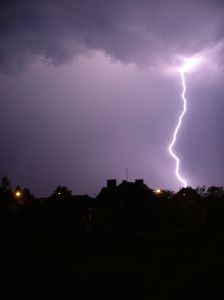 Così come è difficile prevedere quando scoppierà un temporale, è altrettanto difficile predire esattamente quando compariranno i sintomi della MH.