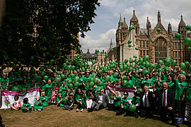 Centinaia di membri di famiglie con MH hanno partecipato ad una manifestazione a Londra nel giugno 2010, per evidenziare le necessità dei pazienti MH e le cifre di aumentata prevalenza  